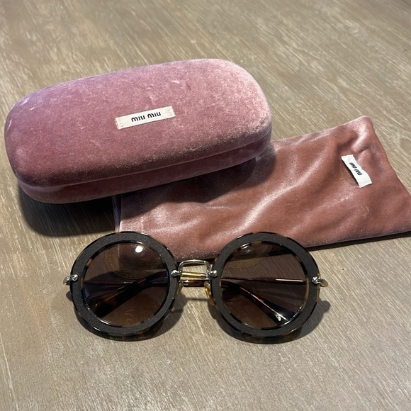 Miu Miu Tortoise sunglasses​ - Picture 2 of 3